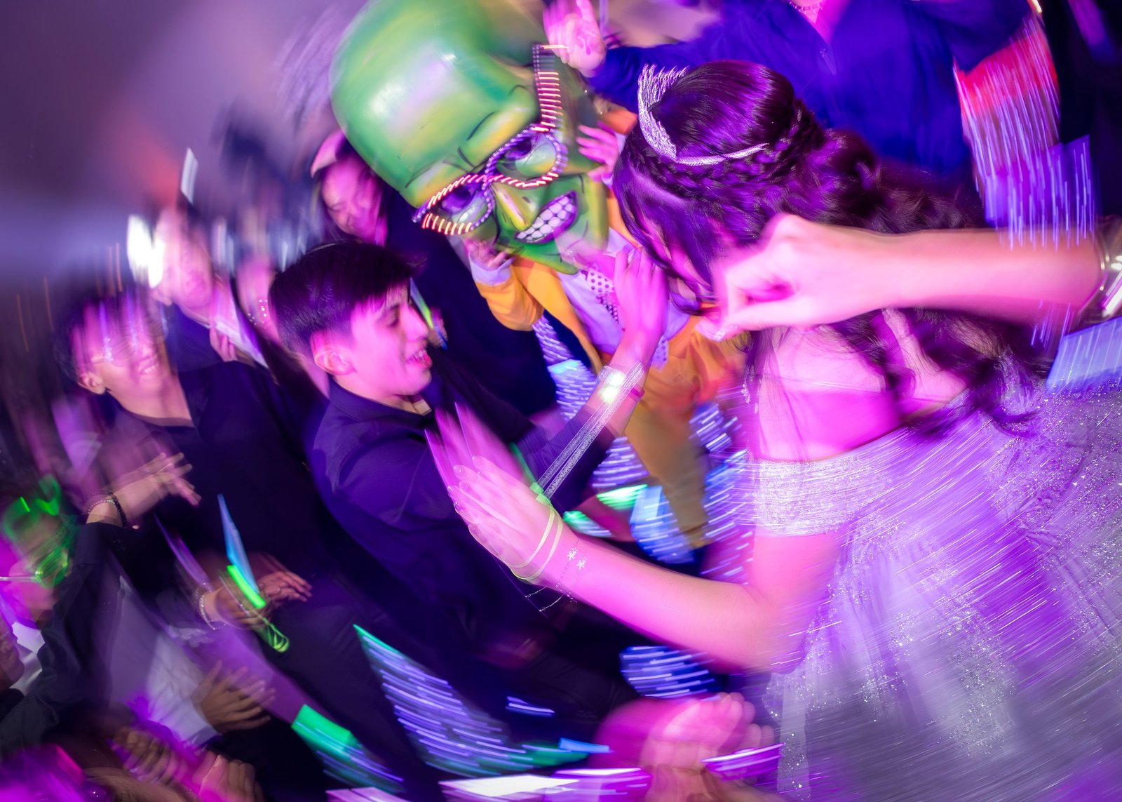 Momento de baile con iluminación de colores