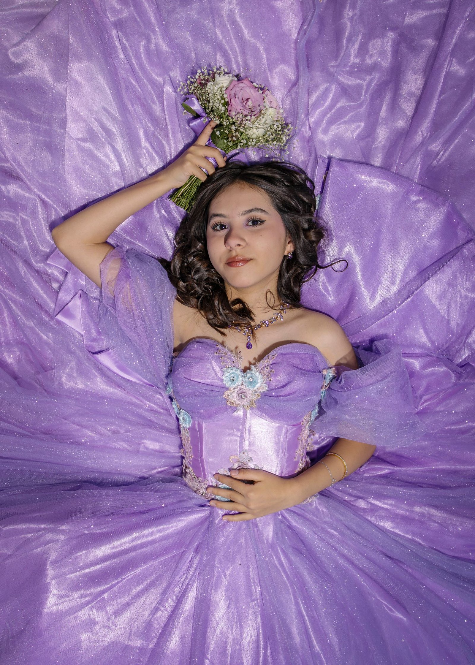 Retrato cenital de quinceañera con vestido lavanda