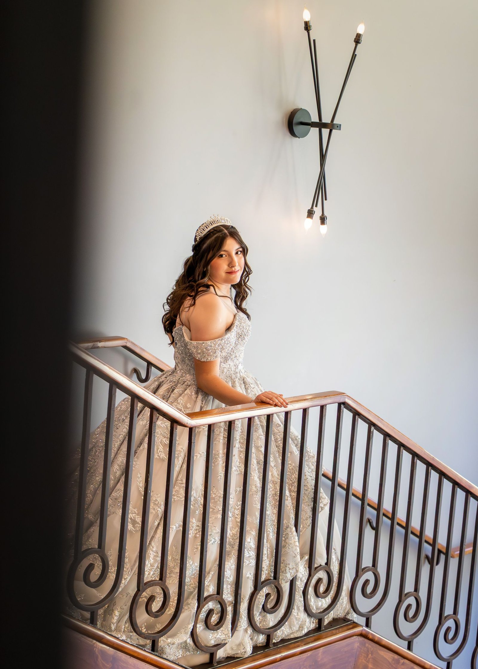 Retrato de quinceañera en una escalera interior