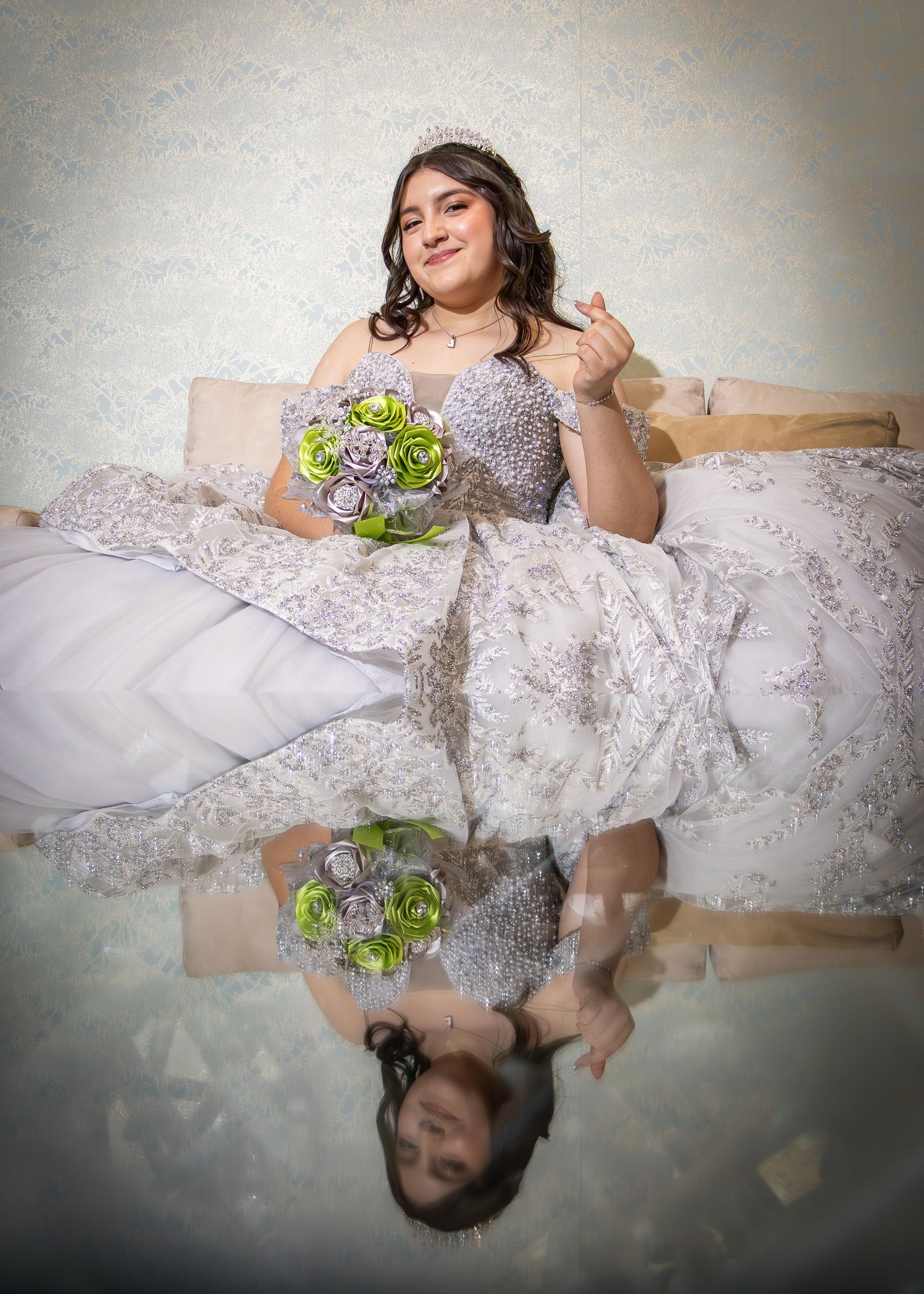Retrato artístico de quinceañera con vestido claro