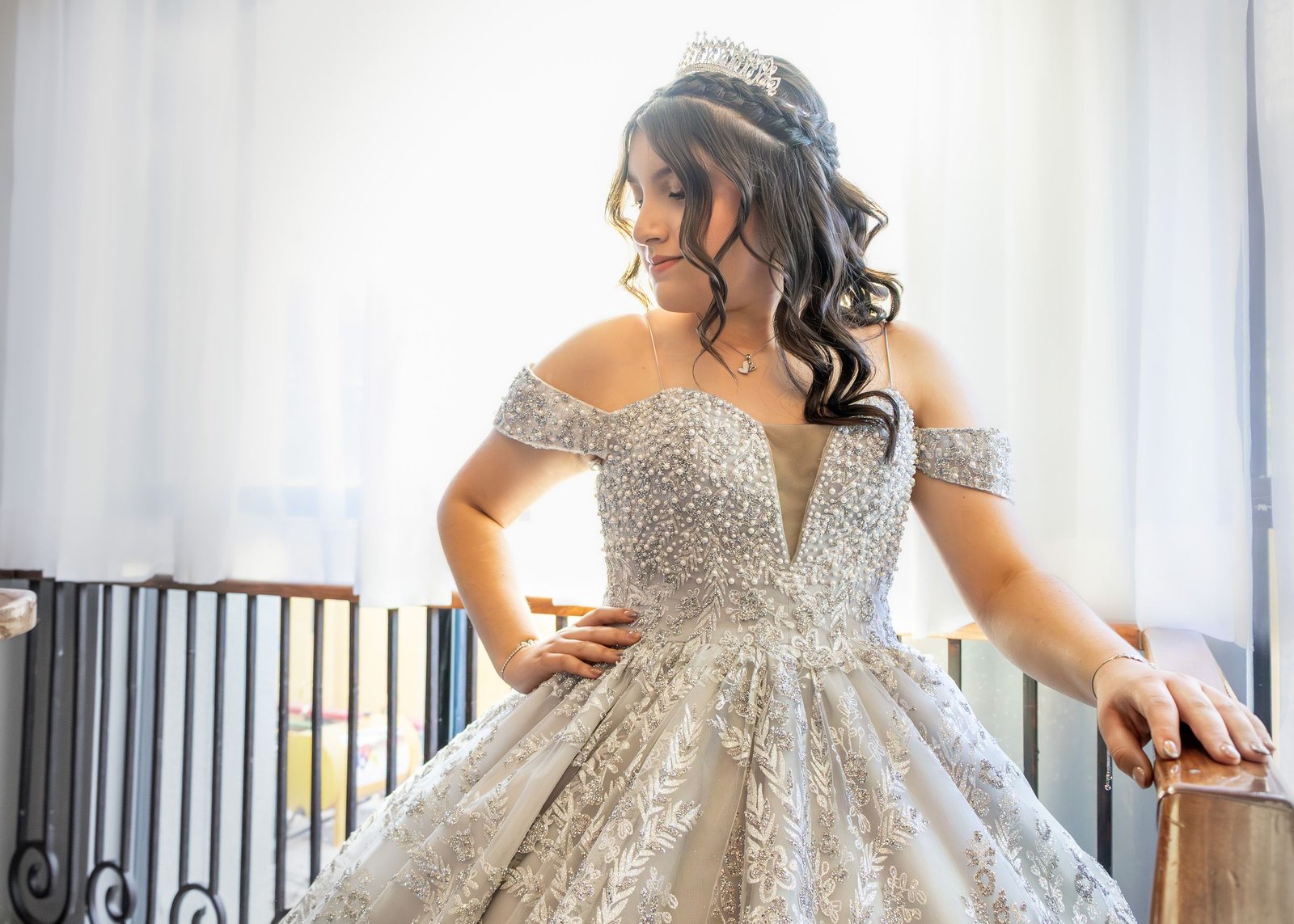 Retrato de quinceañera con vestido plateado