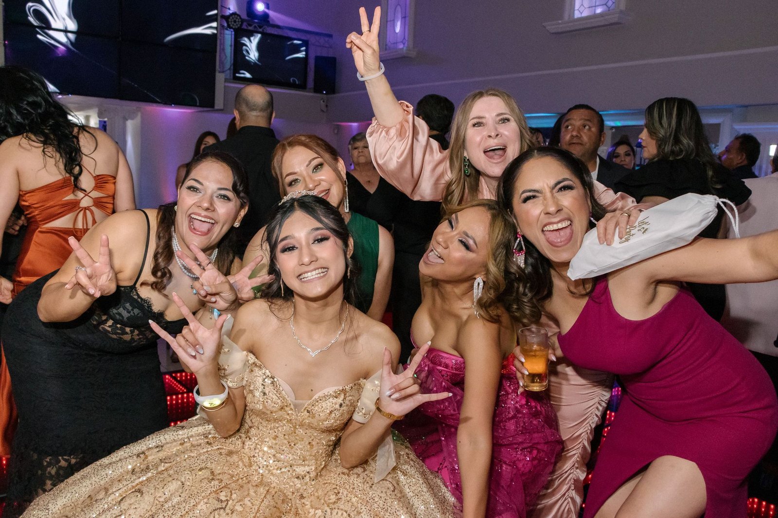 Quinceañera celebrando con familiares e invitadas