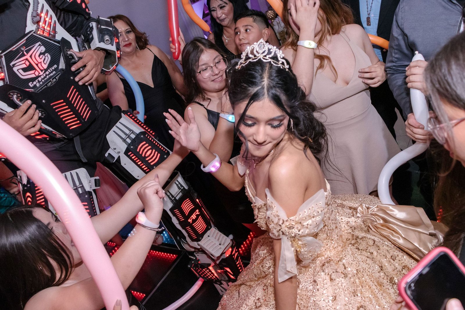 Celebración de quinceañera en la pista de baile