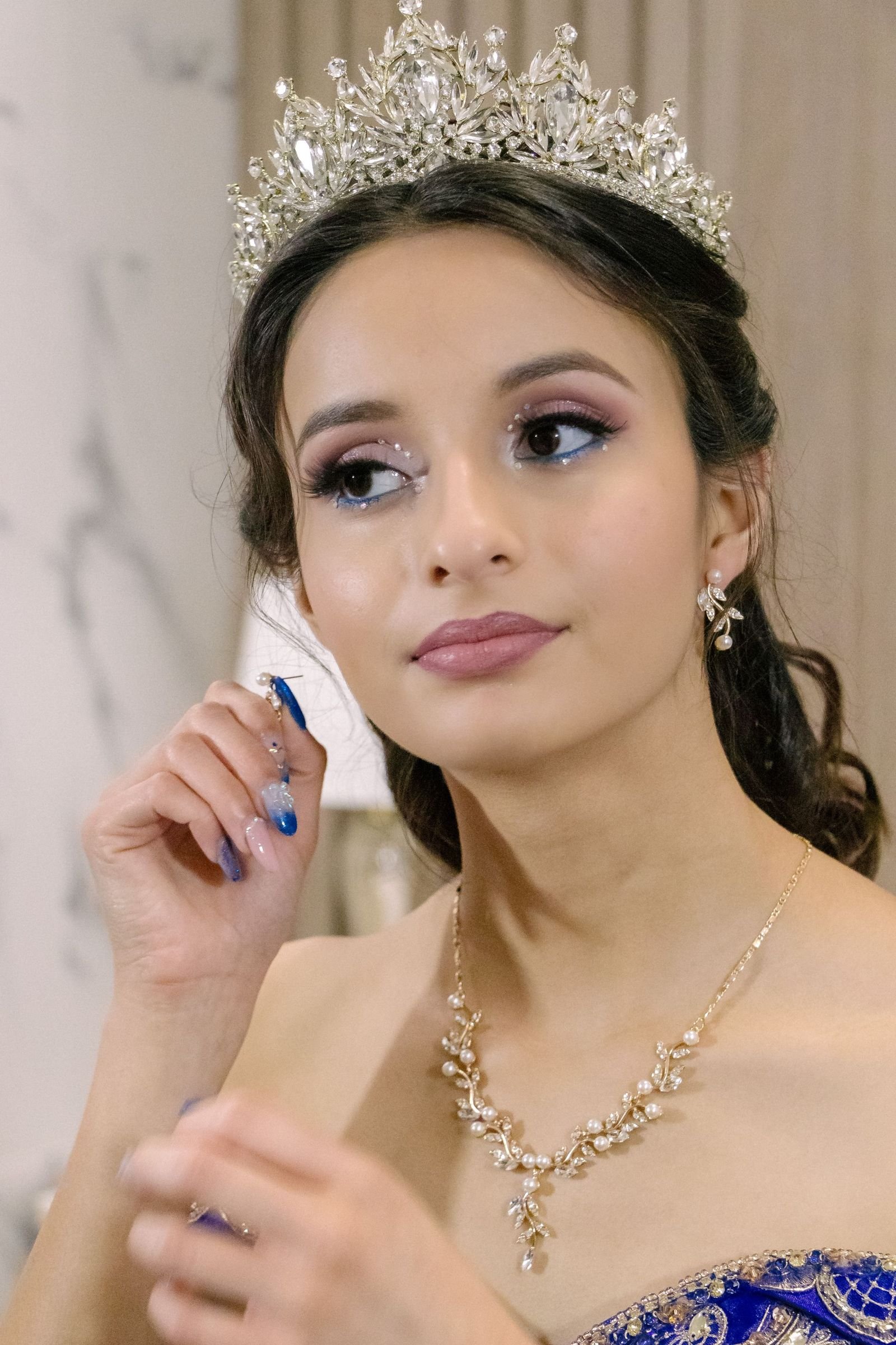 Detalle de preparación de quinceañera antes de la celebración