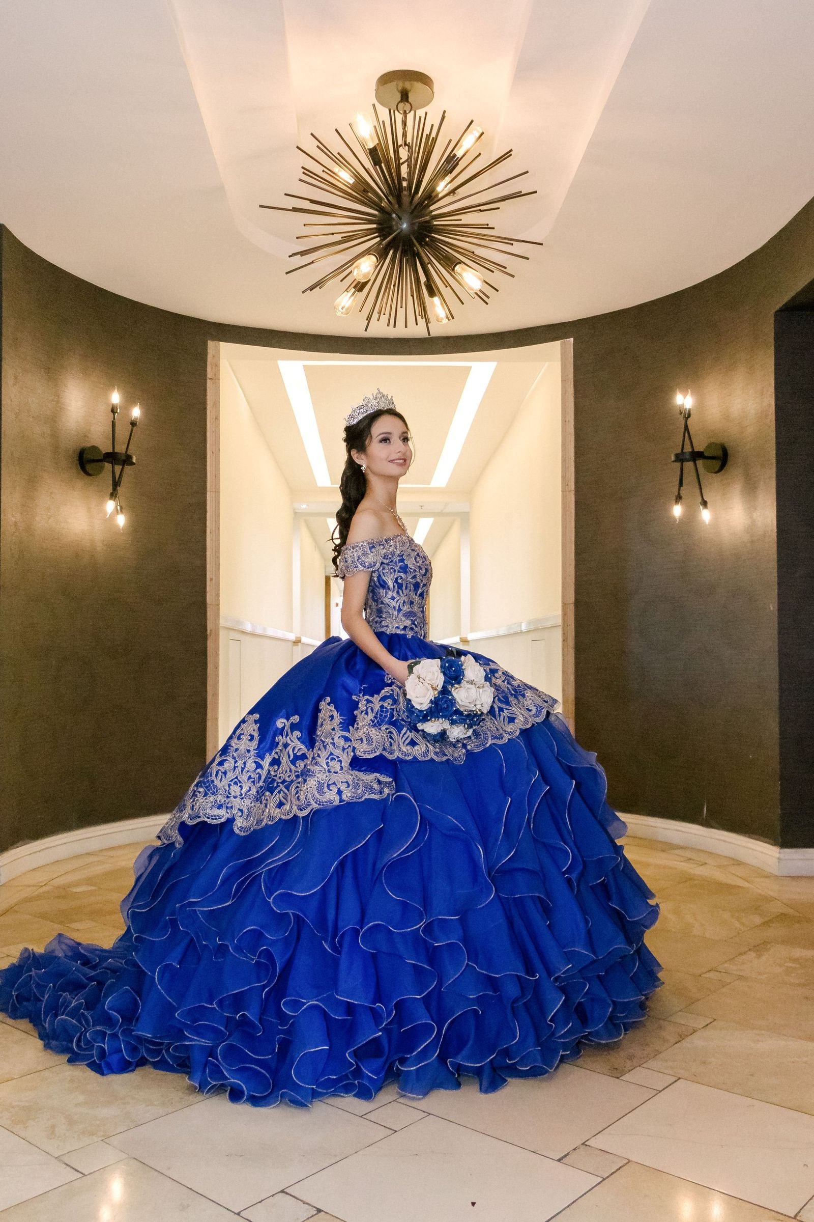 Quinceañera con vestido azul en retrato interior