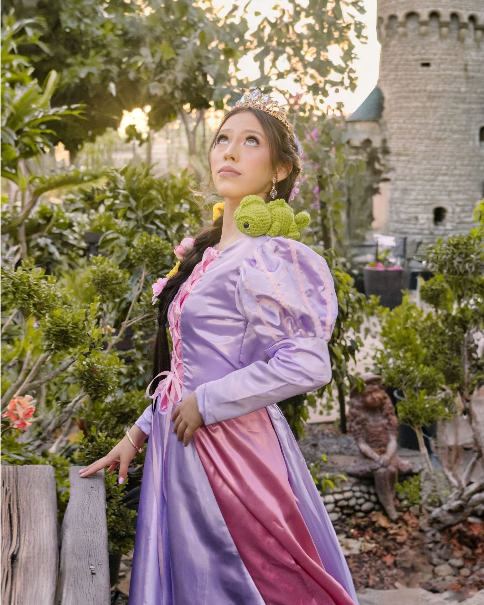 Retrato de quinceañera con vestido lavanda en jardín