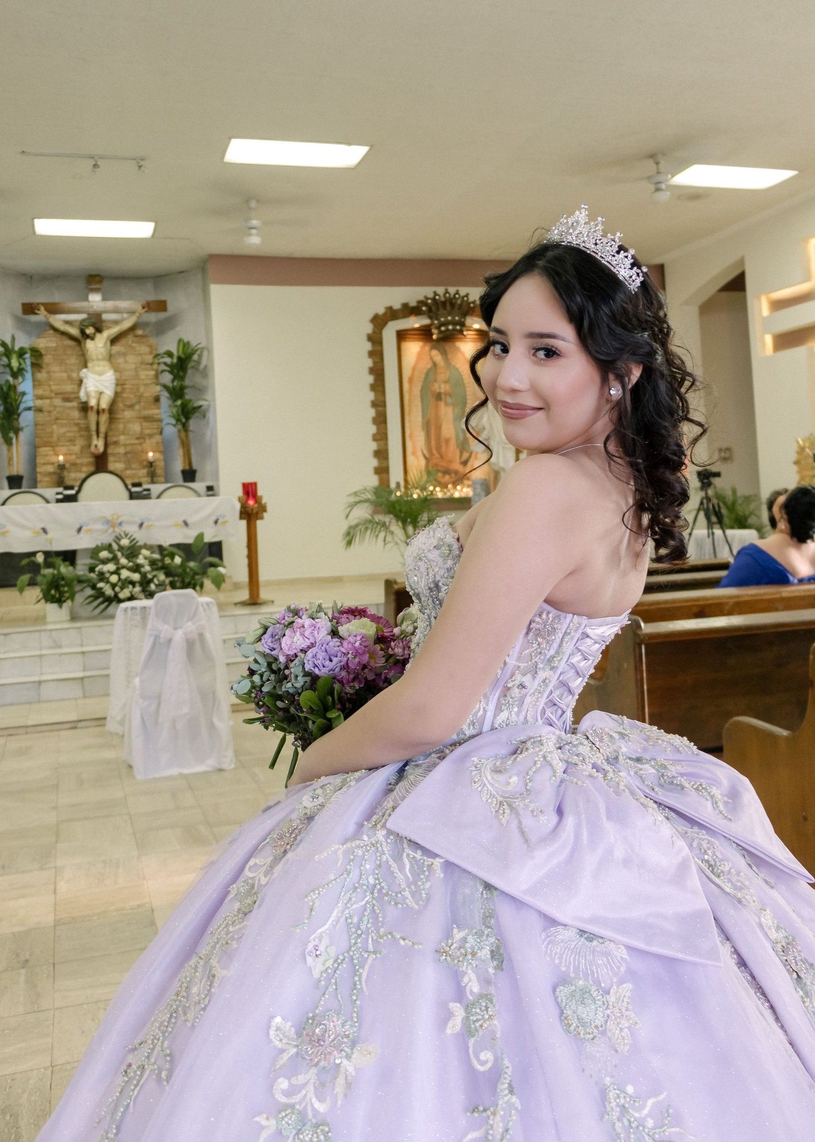 Retrato de quinceañera con vestido lavanda en interior