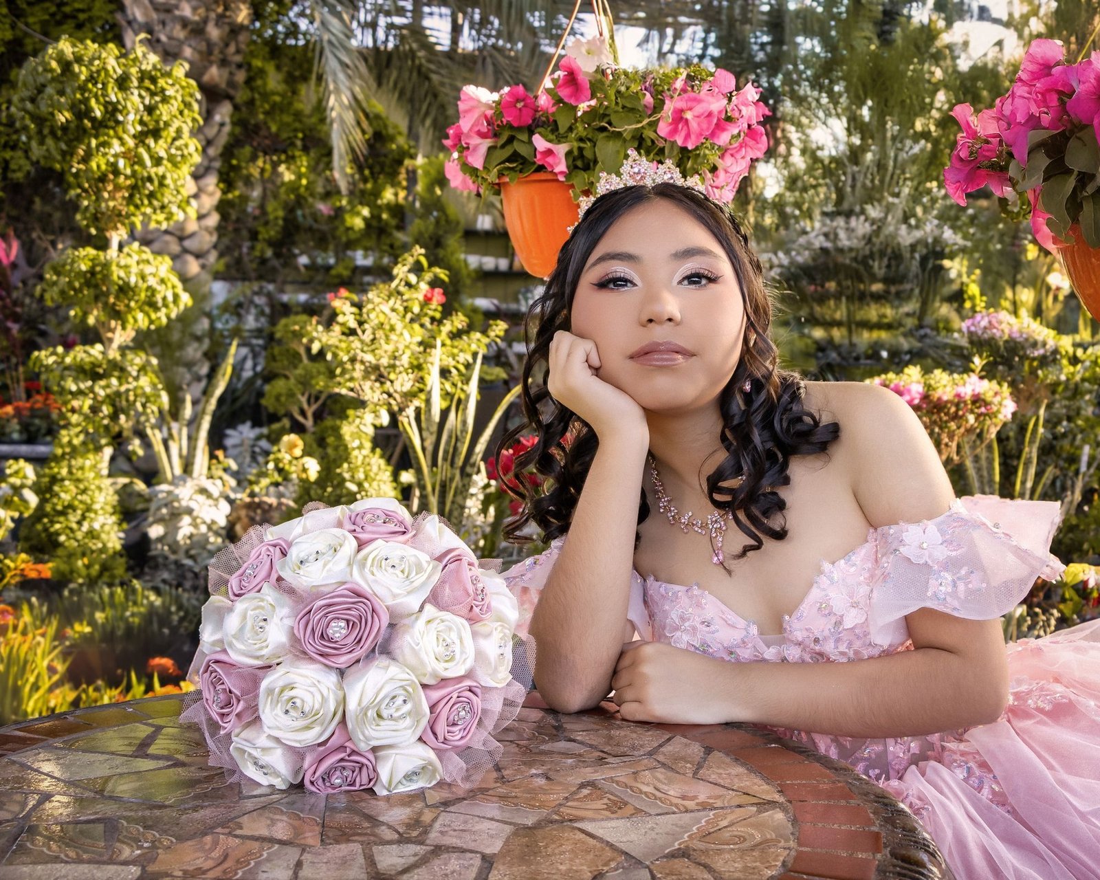 Retrato de quinceañera con vestido rosa y flores