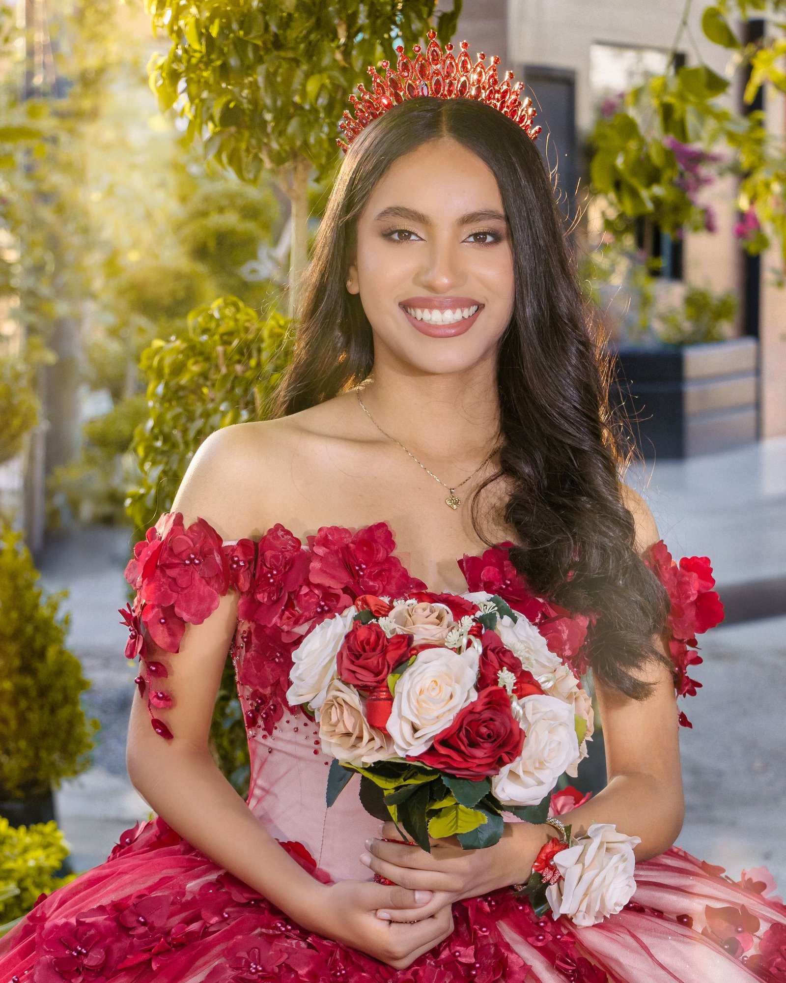 Retrato de quinceañera con ramo rojo
