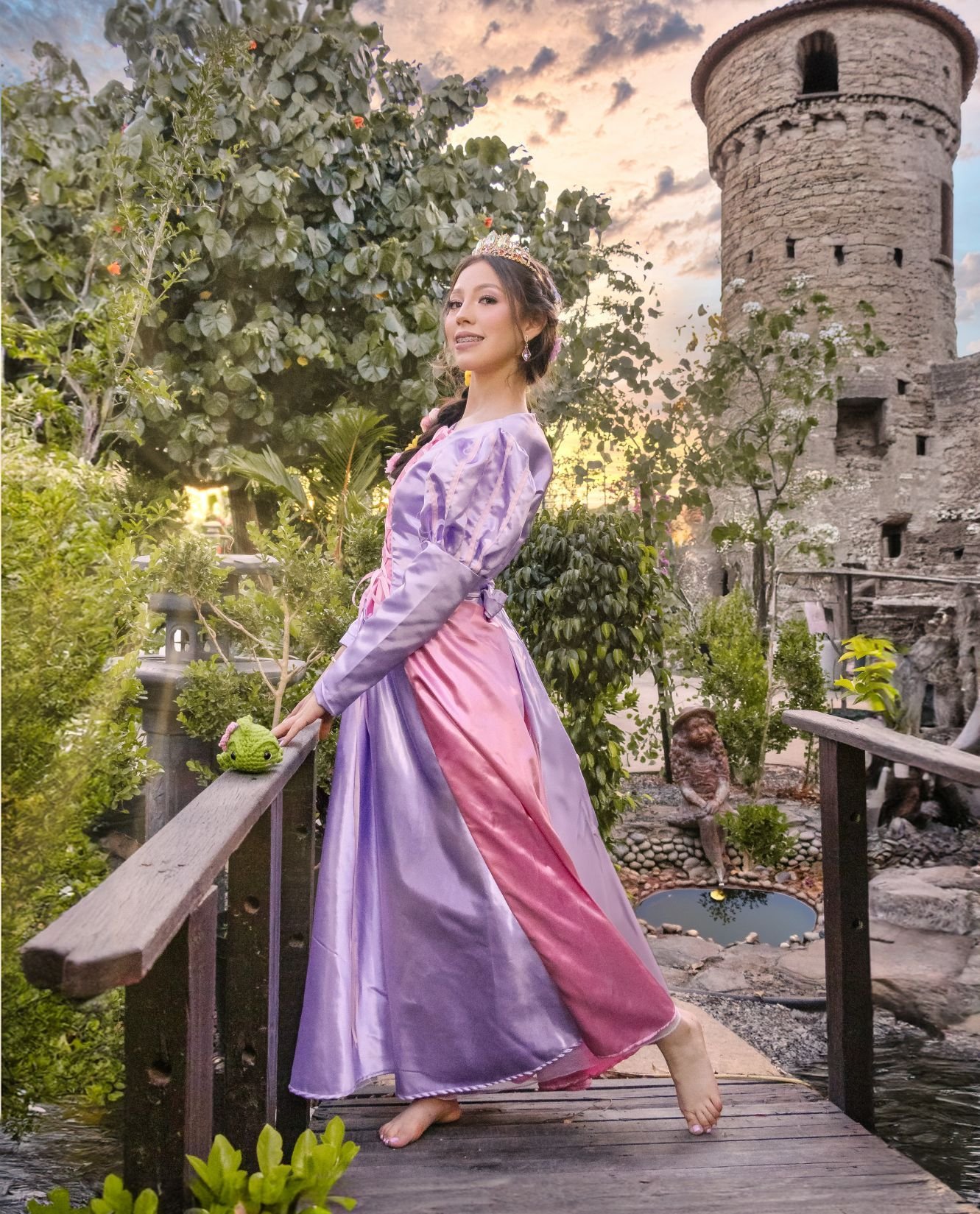 Quinceañera con vestido lavanda en locación exterior