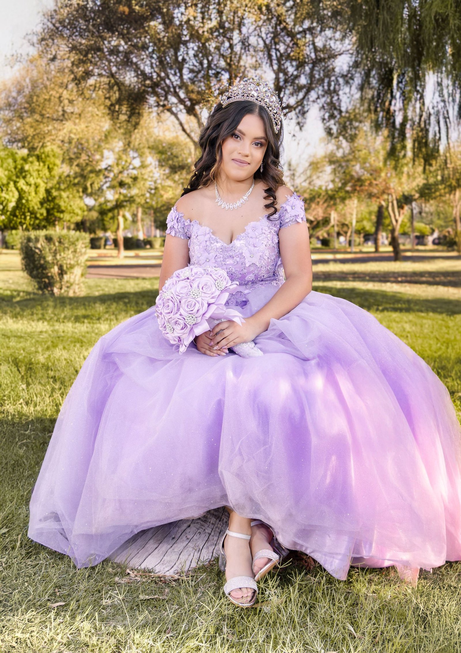 Quinceañera con vestido lavanda en parque