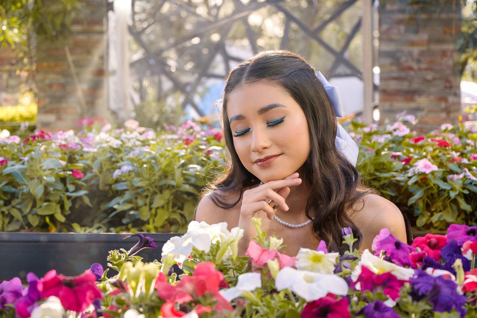 Retrato de quinceañera entre flores