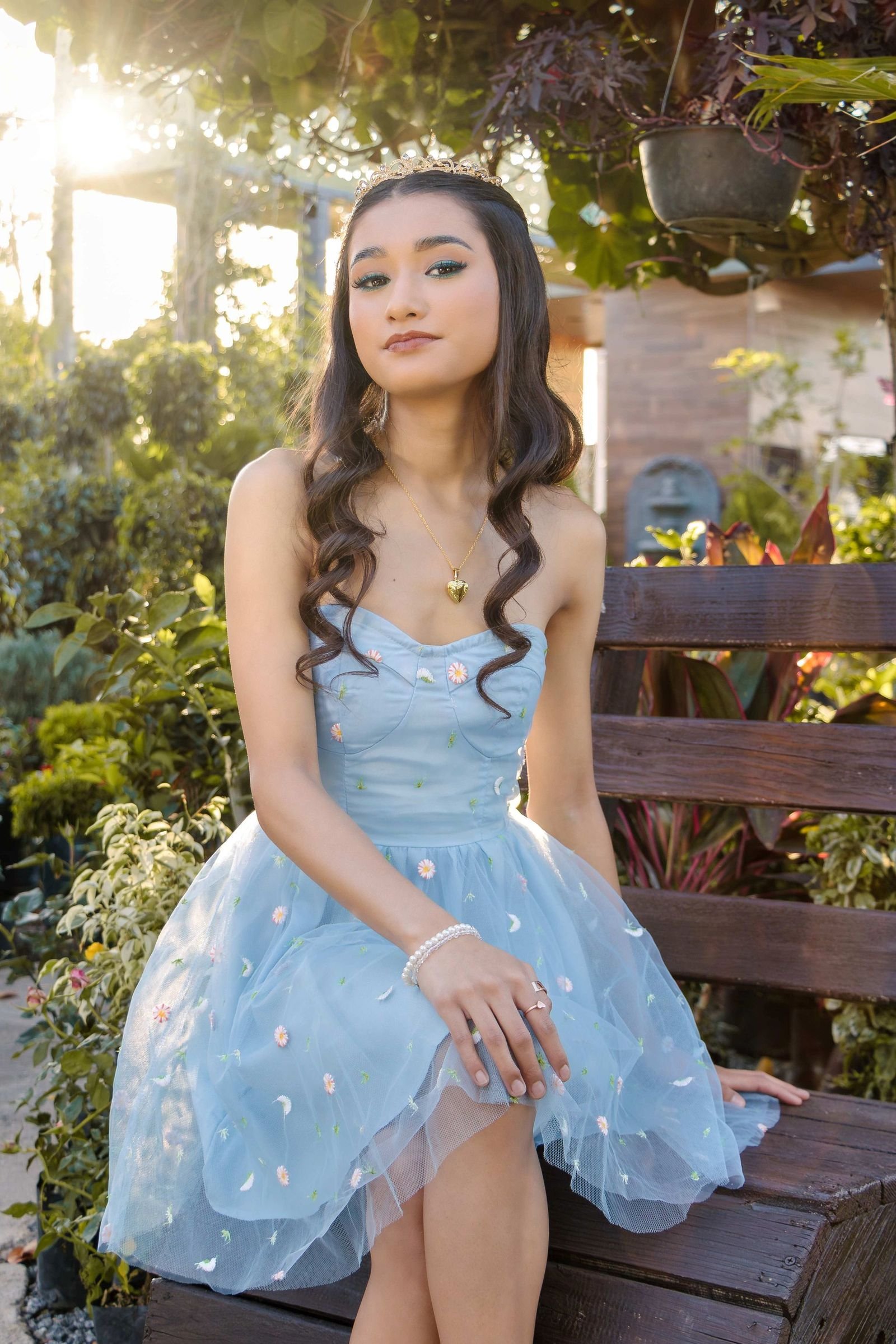 Retrato exterior de quinceañera con vestido azul claro