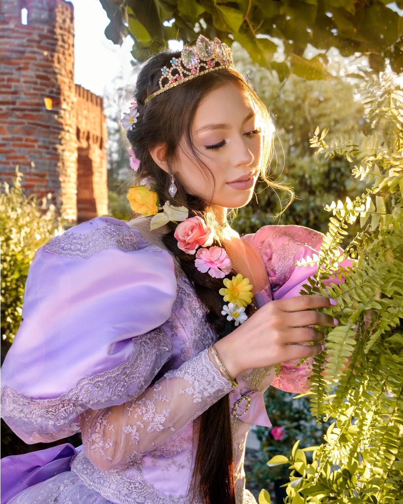 Retrato cercano de quinceañera con ramo en exterior