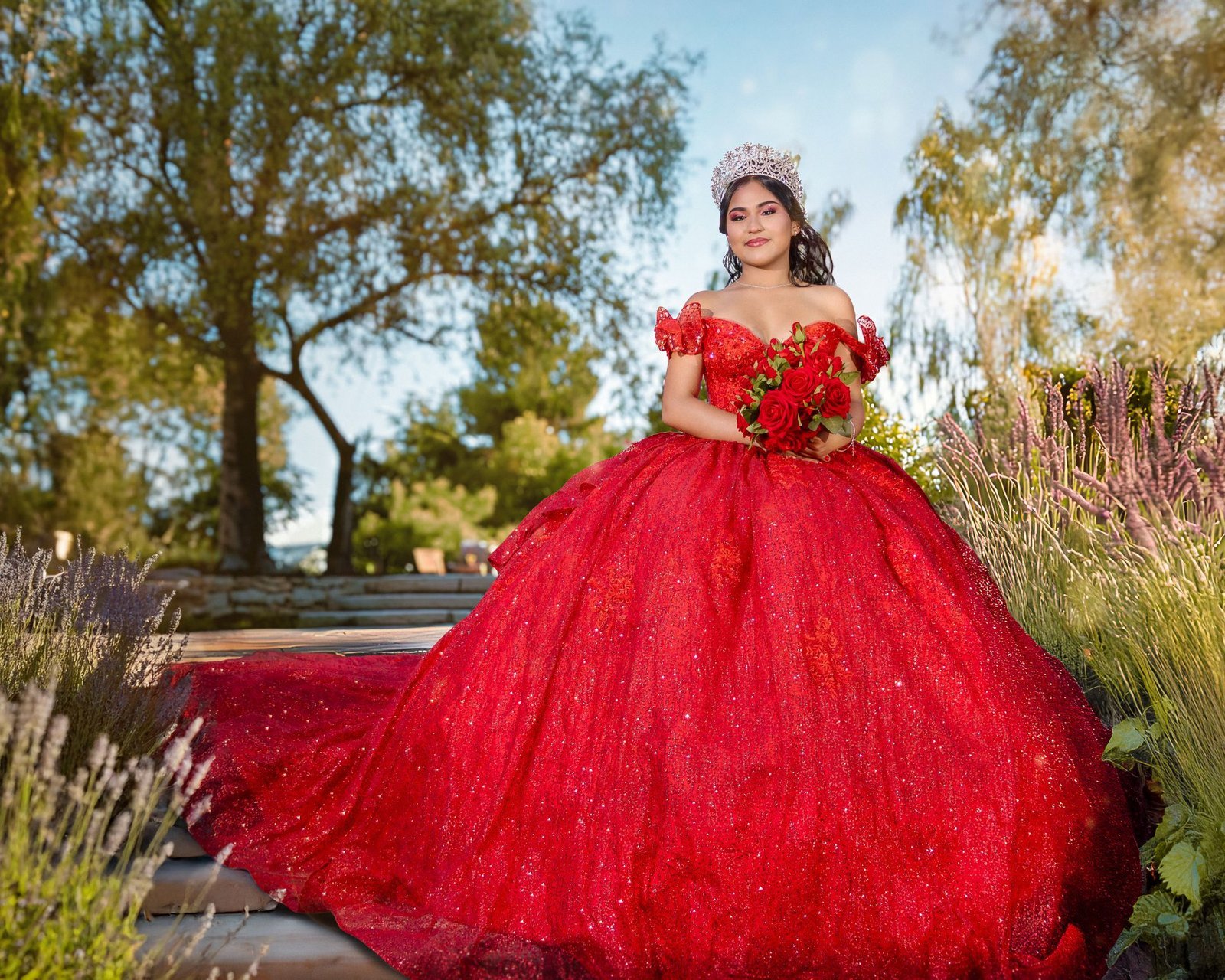 Quinceañera con vestido rojo en exterior