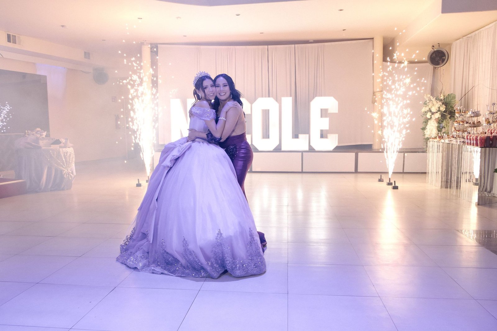 Quinceañera durante el vals en su recepción