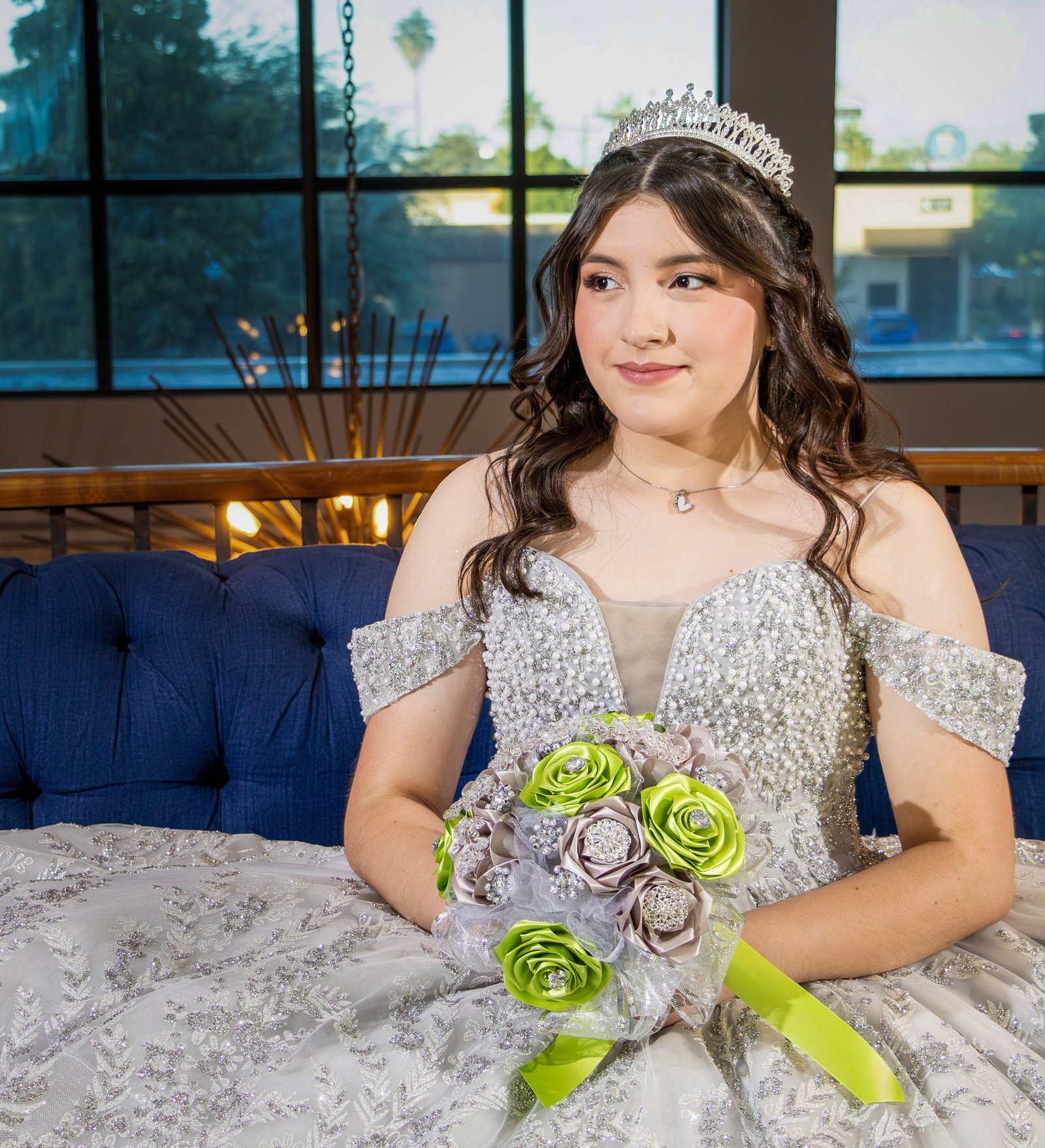 Mamá arreglando a su hija quinceañera antes del evento en Mexicali